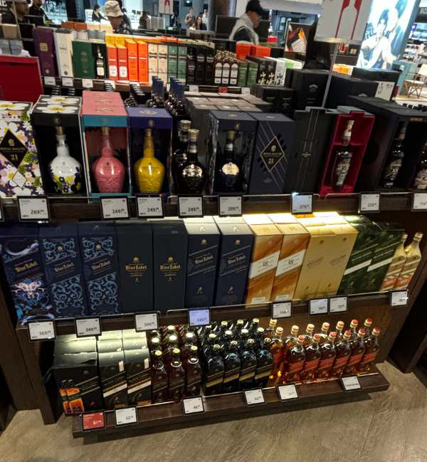 The unbranded Johnnie Walker shelf in Frankfurt T1 Z, positioned below eye level