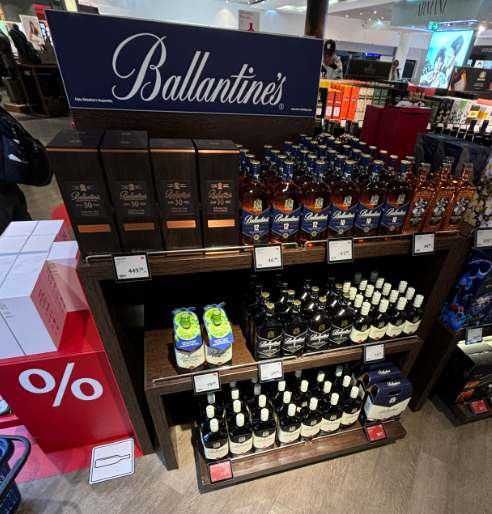 A branded Ballantine’s fixture in the same Frankfurt T1 Z store
